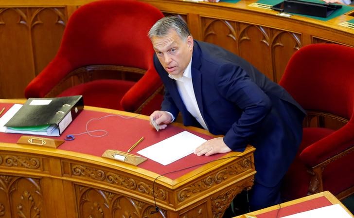 © Reuters. Hungarian Prime Minister Orban arrives to a vote on a bill tightening regulations on foreign universities operating in Hungary, effectively pushing out of the country Central European University