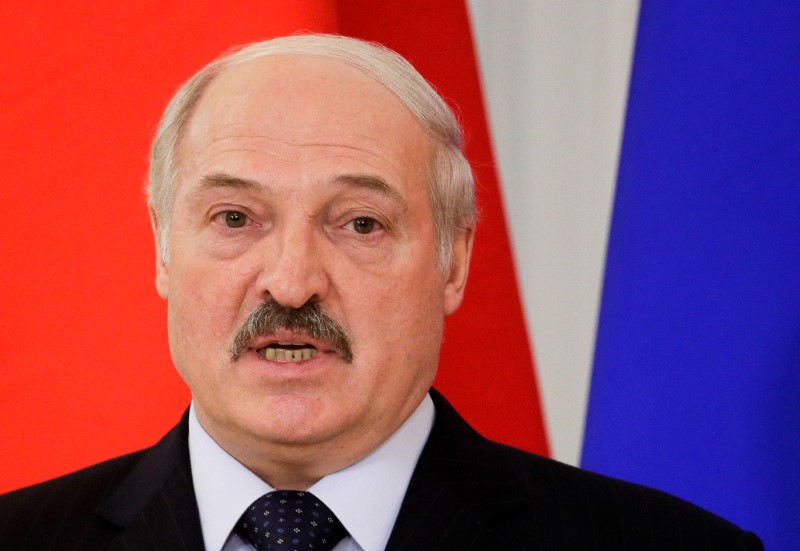 © Reuters. Belarus' President Lukashenko speaks during news conference with Russian President Putin following their talks at Konstantin palace in St.Petersburg