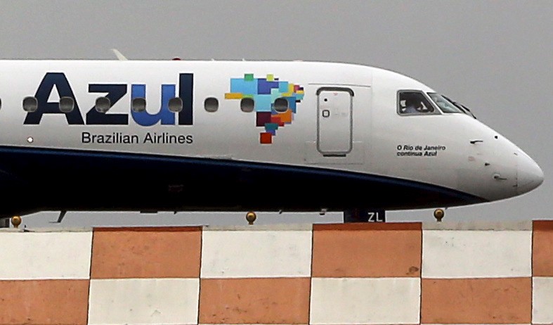 © Reuters. An Azul aircraft prepares for departure at Congonhas airport in Sao Paulo