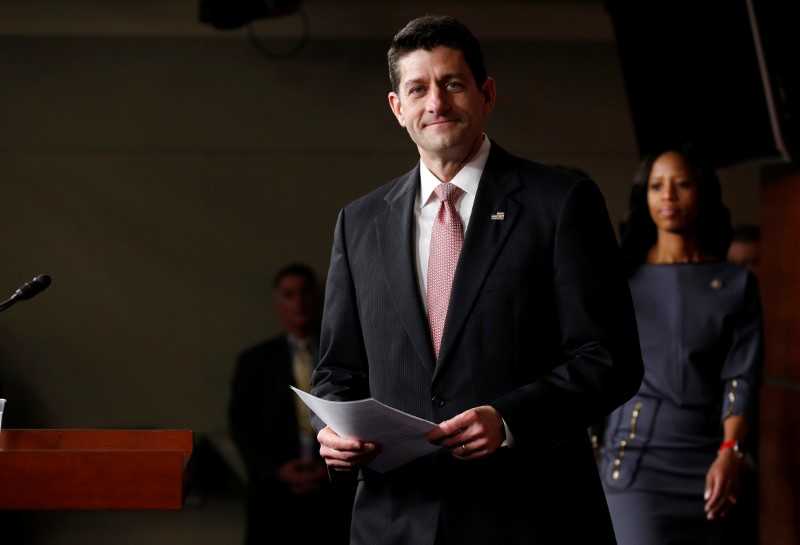 © Reuters. Speaker of the House Paul Ryan (R-WI) arrives for a press briefing on Capitol Hill in Washington