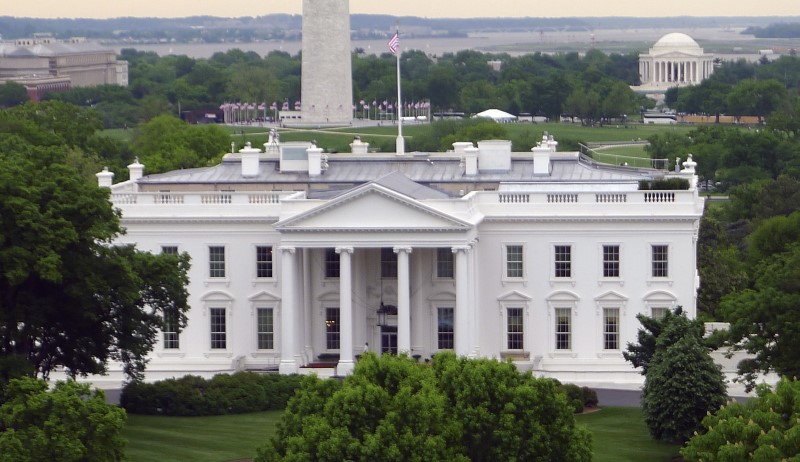 © Reuters. The White House is seen in front of the Washington Monument and the Jefferson Memorial in Washington