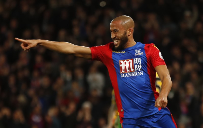 © Reuters. Crystal Palace's Andros Townsend celebrates scoring their first goal