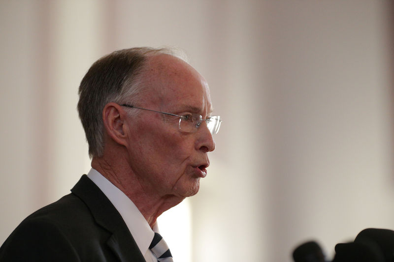 © Reuters. Alabama Governor Robert Bentley announces his resignation amid impeachment proceedings on accusations stemming from his relationship with a former aide in Montgomery