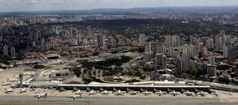 © Reuters. Airplanes are seen at Congonhas airport in Sao Paulo