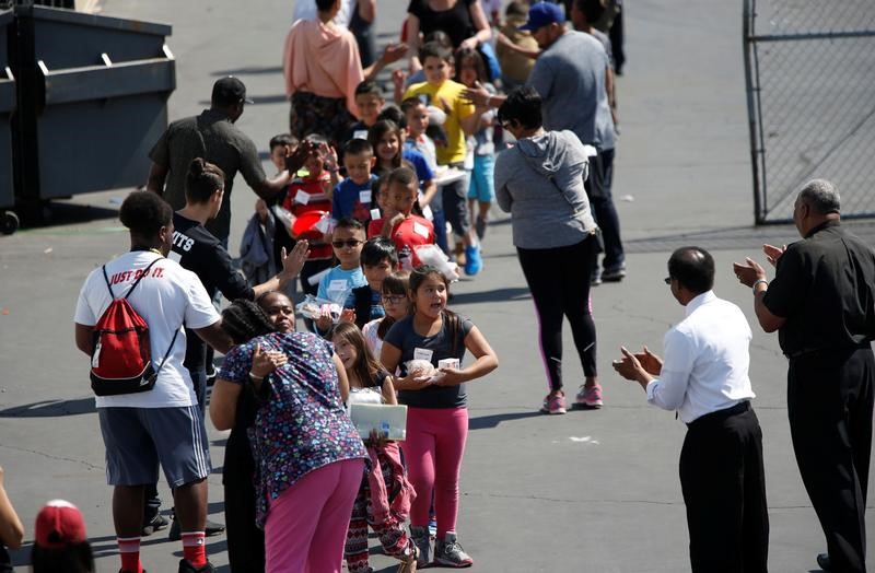 © Reuters. مسلح في كاليفورنيا يقتل زوجته المعلمة وتلميذا في فصل دراسي قبل أن ينتحر