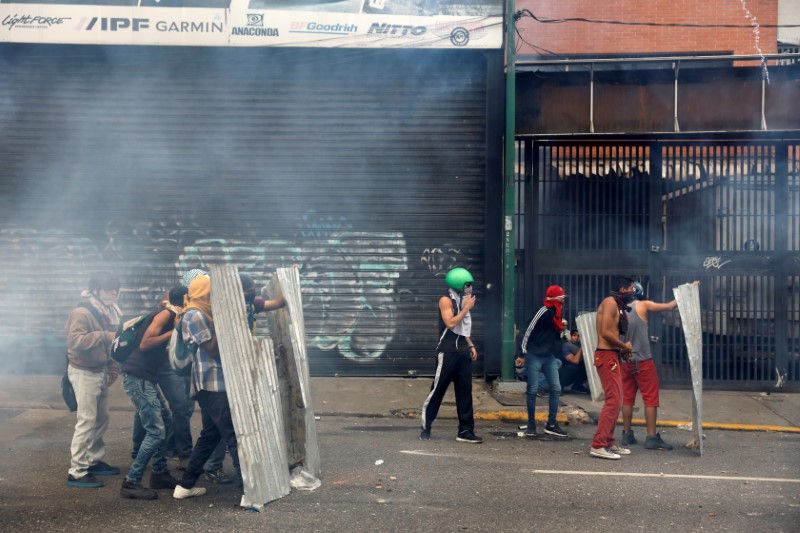 © Reuters. La oposición venezolana vuelve a las calles para protestar contra Maduro