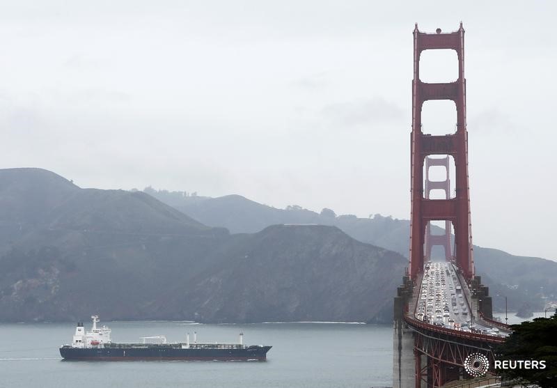 © Reuters. Танкер у моста Золотые ворота в Сан-Франциско