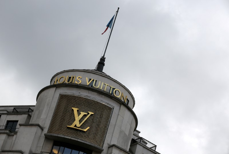 © Reuters. FILE PHOTO: The logo of French luxury group Louis Vuitton is seen at a store in Paris