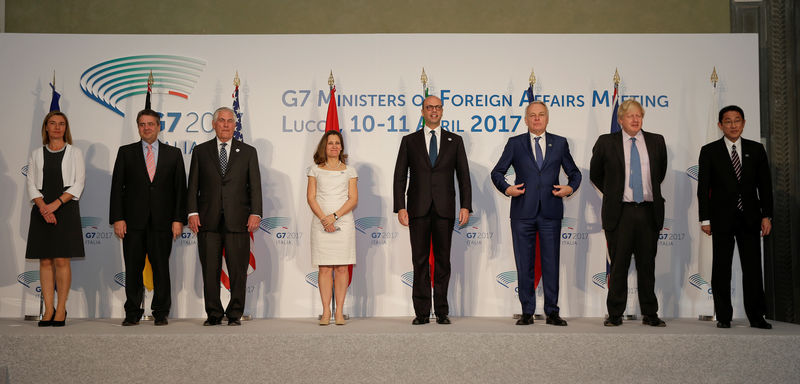 © Reuters. A family photo during a G7 for foreign ministers in Lucca