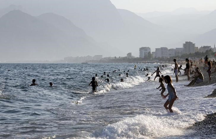 © Reuters. Пляж в Анталье