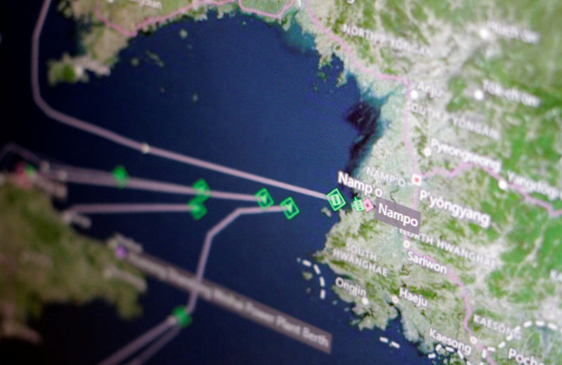 © Reuters. Barcos norcoreanos regresan a su país tras una orden de devolución china