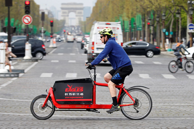 © Reuters. A cycling courier delivers goods for Eagles in Paris