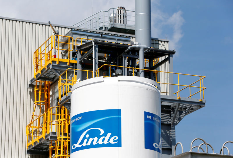 © Reuters. FILE PHOTO: Linde Group logo is seen at company's plant in Munich