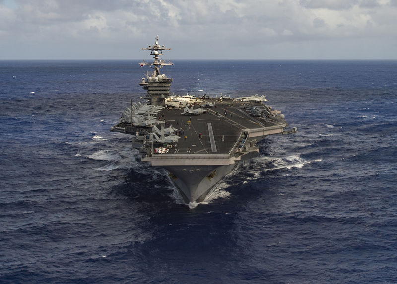 © Reuters. O navio porta-aviões da Marinha dos Estados Unidos navega no Oceano Pacífico.