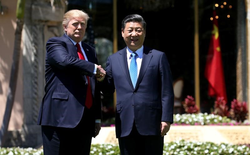 © Reuters. U.S. President Trump and China's President Xi  shake hands during walk at the Mar-a-Lago estate after a bilateral meeting in Palm Beach