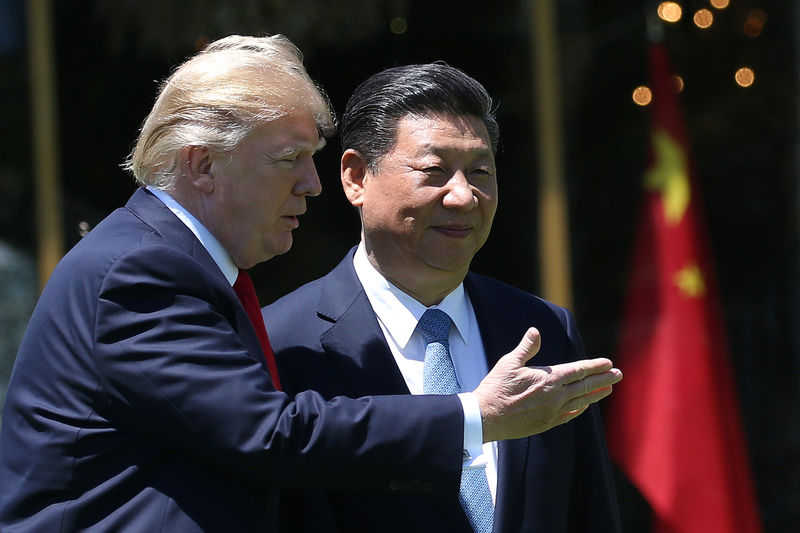 © Reuters. O presidente dos Estados Unidos, Donald Trump e o presidente da China Xi Jinping em reunião na Flórida.