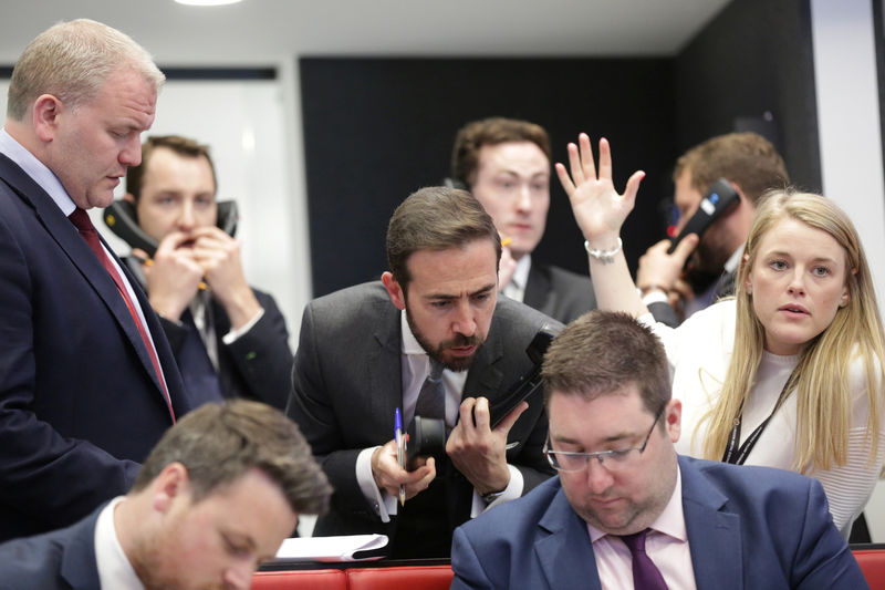 © Reuters. FILE PHOTO: Traders and clerks react on the floor of the London Metal Exchange