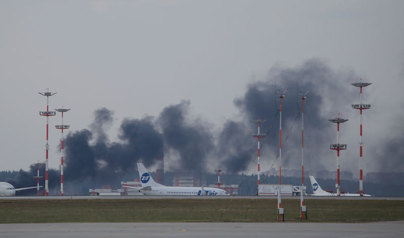 © Reuters. Fumaça é avistada em parte da pista de voo do aeroporto internacional de Vnukovo, em Moscou