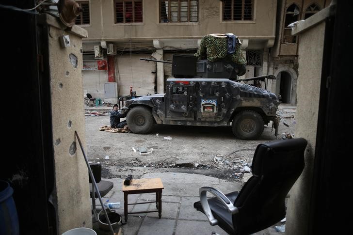 © Reuters. Veículo da Polícia Federal do Iraque em área controlada pelo Exército do Iraque, em Mosul