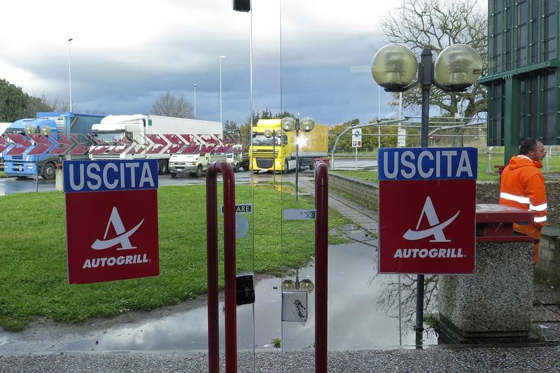 © Reuters. An Autogrill point is seen along the Grande Raccordo Anulare (Great Ring Junction) motorway in Rome