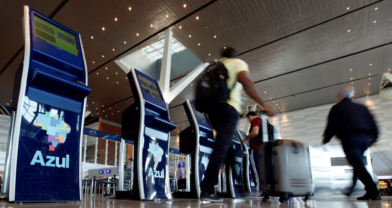 © Reuters. Pessoas fazendo check-in em terminais de atendimento da companhia aérea brasileira Azul, no aeroporto de Campinas