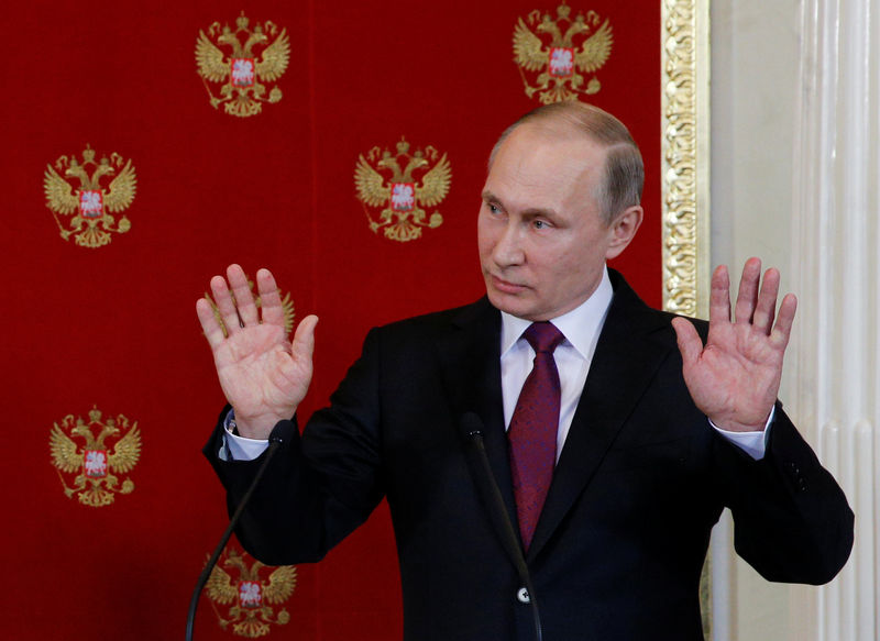 © Reuters. O presidente da Rússia, Vladimir Putin, fala durante coletiva de imprensa com presidente italiano, Mattarella, em Moscou