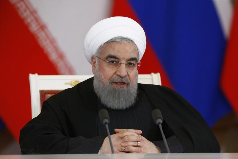 © Reuters. المرشحون يسجلون أسماءهم لانتخابات الرئاسة بإيران