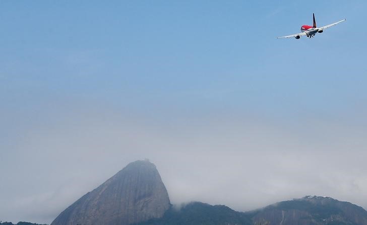 © Reuters. Avião decolando do aeroporto Santos Dumont, no Rio de Janeiro