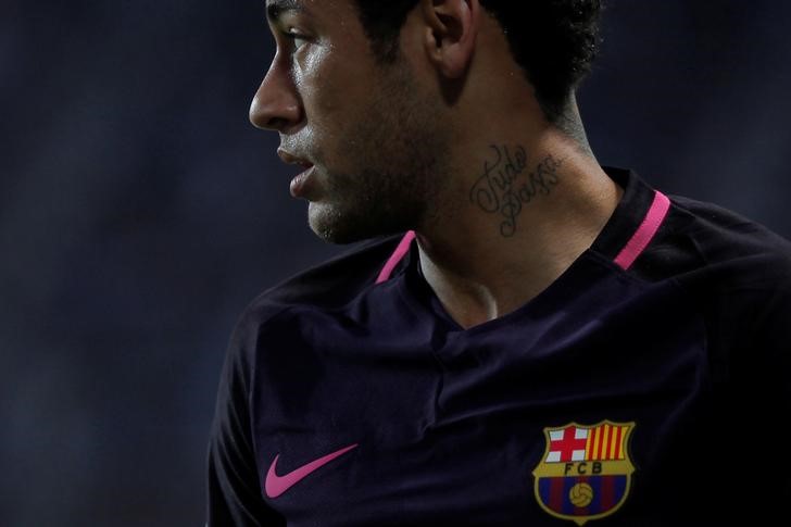© Reuters. Neymar se perderá el clásico por sanción de tres partidos