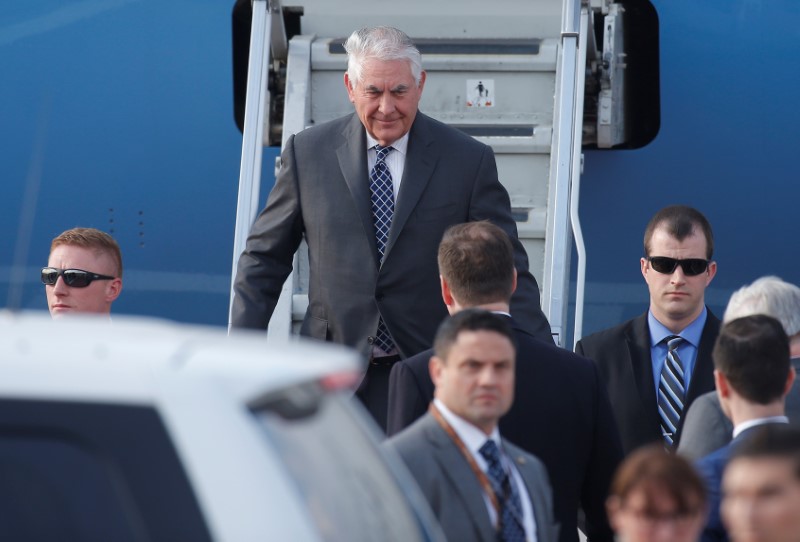 © Reuters. U.S. Secretary of State Tillerson disembarks from plane upon his arrival at Vnukovo International Airport in Moscow