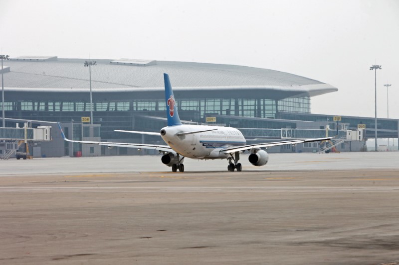 © Reuters. FILE PHOTO: A China Southern Airlines airplane arrives at the newly-built terminal 2 building at Tianjin airport