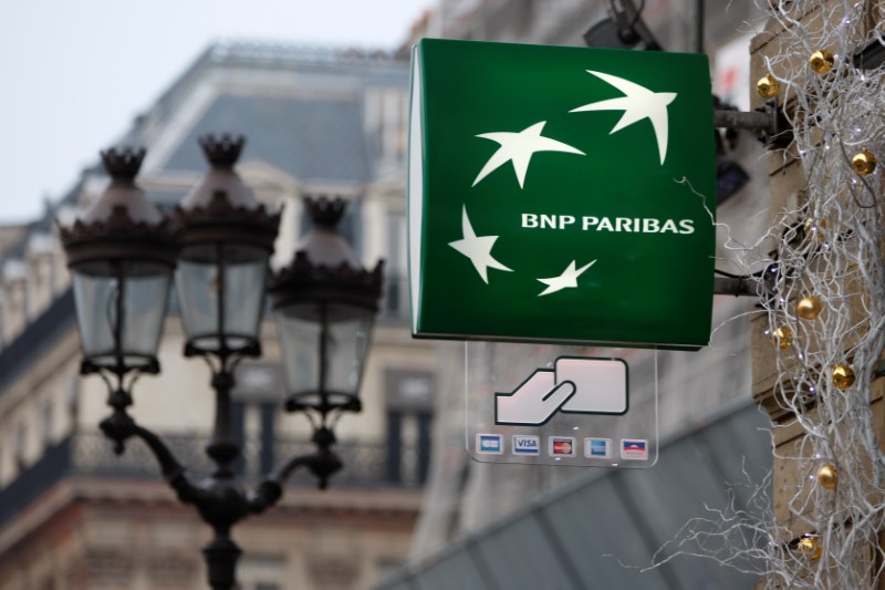 © Reuters. FILE PHOTO: The logo of French BNP Paribas bank is seen in central Paris