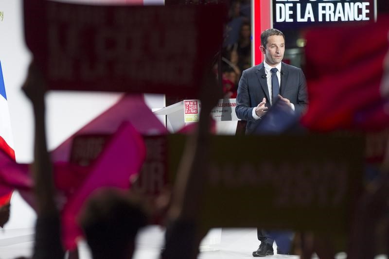 © Reuters. HAMON SE POSE EN CANDIDAT DES JEUNES ET DES DÉFAVORISÉS