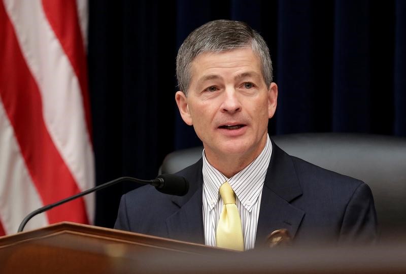 © Reuters. FILE PHOTO: Chairman of the House Financial Services Committee Jeb Hensarling (R-TX) questions SEC Chairwoman Mary Jo White during a hearing in Washington.