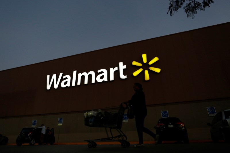 © Reuters. Shopper pushes a cart outside a Walmart store in Monterrey