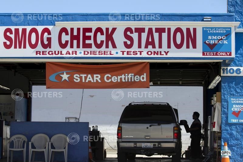 © Reuters. FILE PHOTO: A vehicle has its emissions tested at a smog testing facility in Oceanside