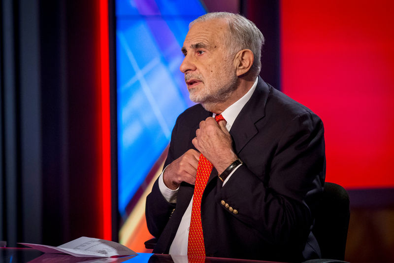 © Reuters. FILE PHOTO: Carl Icahn gives an interview on FOX Business Network in New York