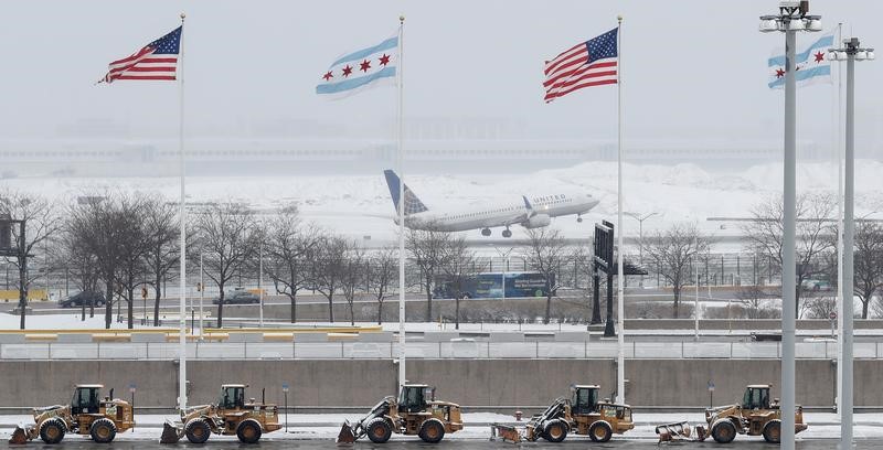 © Reuters. Un avión de United Airlines despega del aeropuerto internacional O'Hare de Chicago. Imagen de archivo