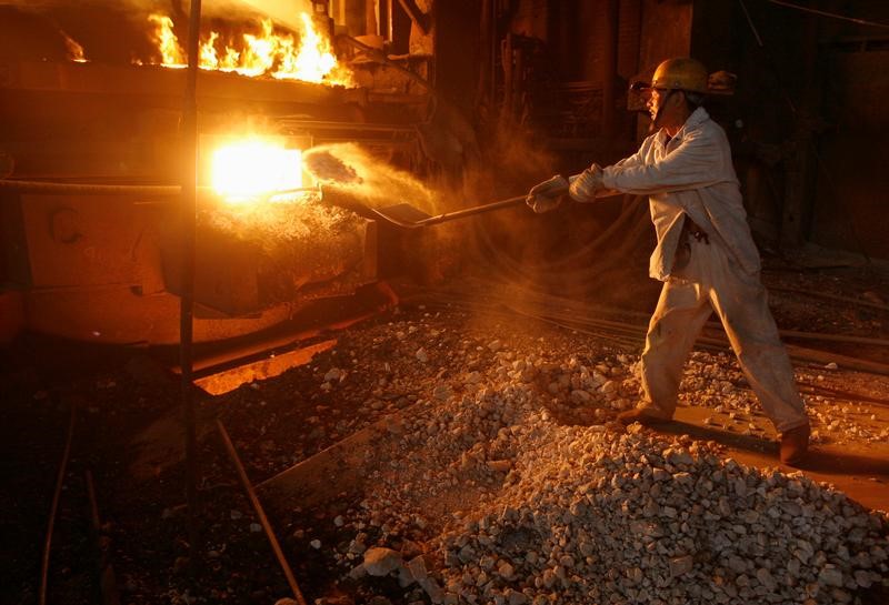 © Reuters. Los precios de la producción china se enfrían en marzo por primera vez en 7 meses