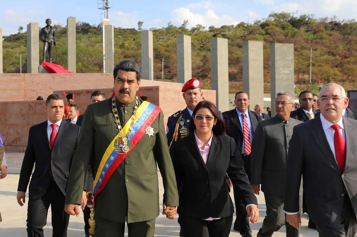 © Reuters. Cinco detenidos en Venezuela por arrojar objetos al presidente Maduro