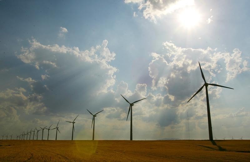 © Reuters. Subasta española de renovables será el 17 may; el regulador recomienda cambios