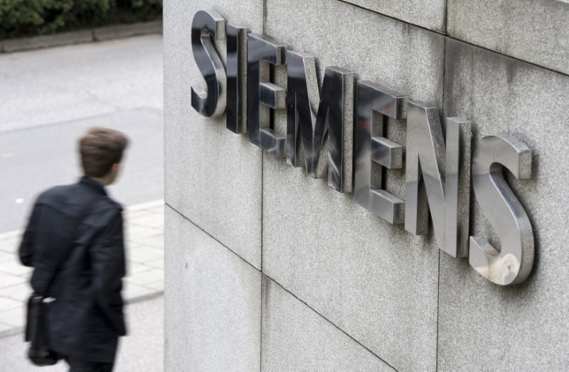 © Reuters. A man passes Germany's Siemens AG headquarters in Munich Perlach