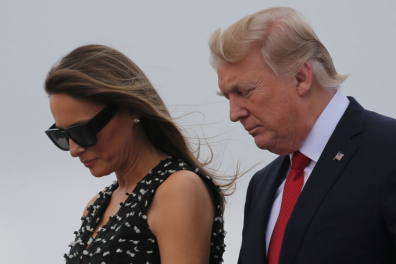 © Reuters. FILE PHOTO: U.S. President Donald Trump and first lady Melania Trump arrive at Palm Beach International Airport in West Palm Beach