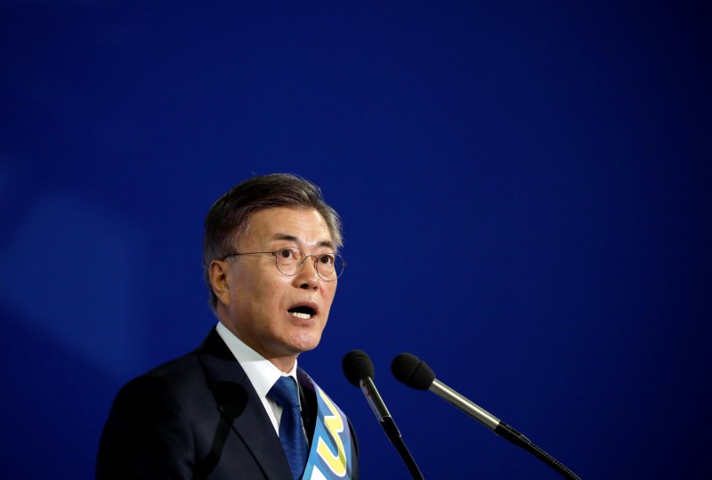 © Reuters. Moon Jae-in speaks after winning the nomination as a presidential candidate of the Minjoo Party, during a national convention, in Seoul