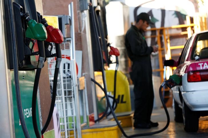 © Reuters. Fuel pumps are seen at a Pemex gas station in Mexico City