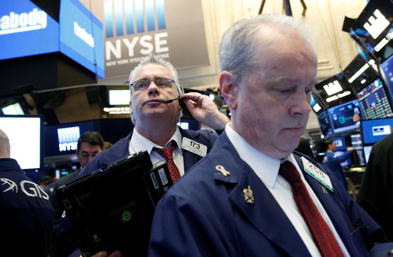 © Reuters. Traders work on the floor of the New York Stock Exchange