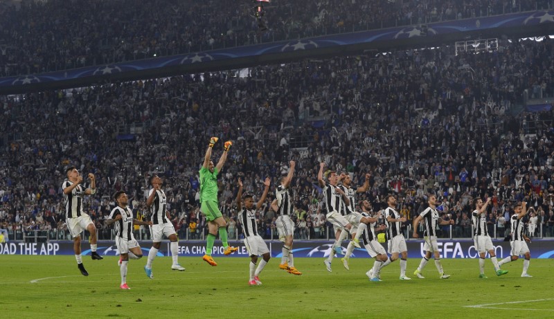 © Reuters. Juventus players celebrate after the match