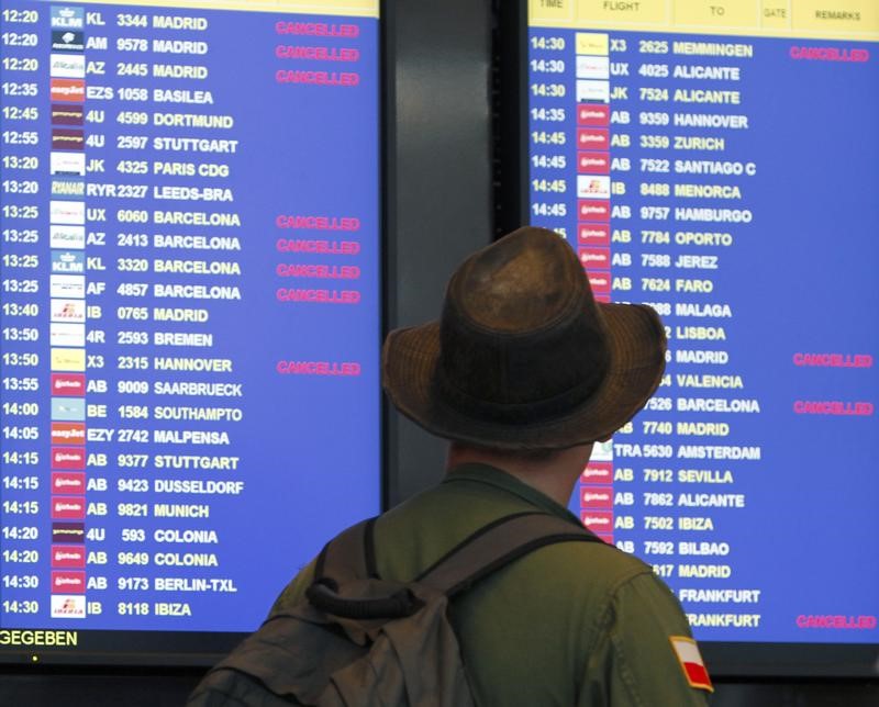 © Reuters. Incidencias en trenes y aviones complican la Operación Salida