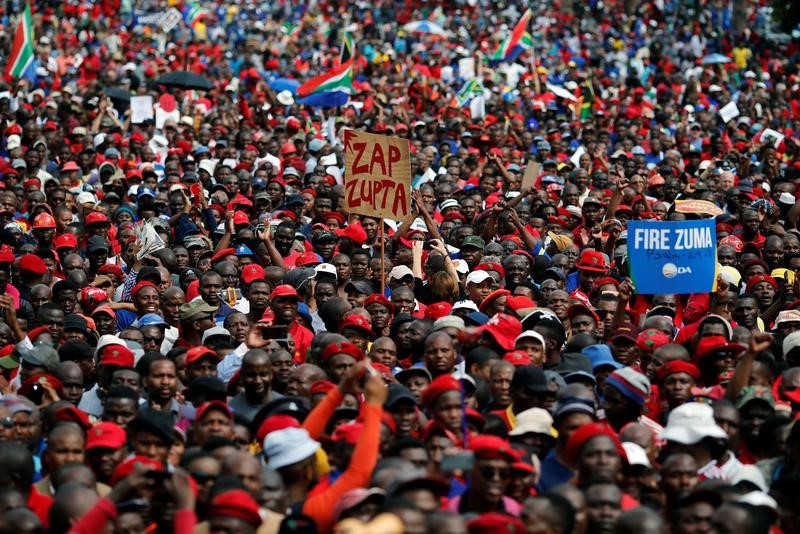 © Reuters. احتجاجات في عاصمة جنوب أفريقيا للمطالبة بتنحي الرئيس