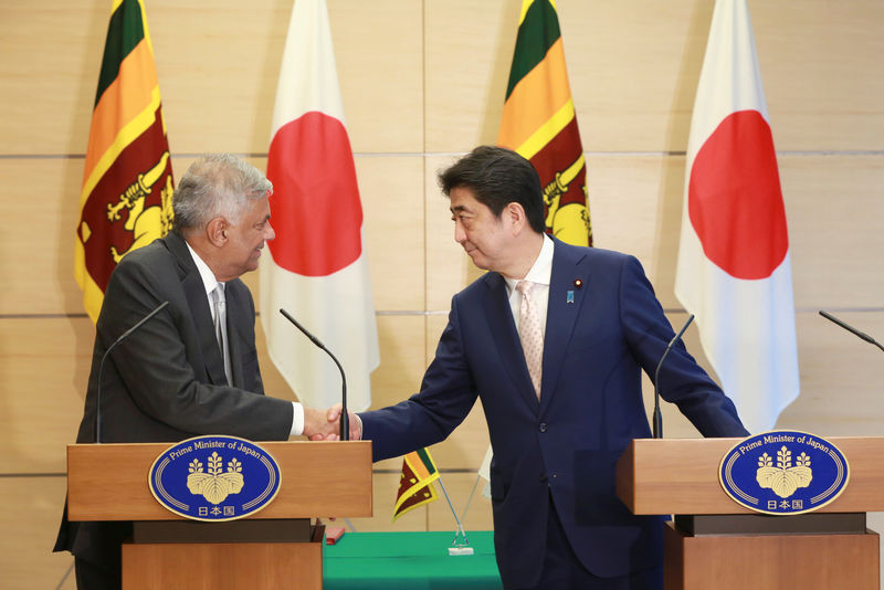 © Reuters. Japanese Prime Minister Shinzo Abe and Sri Lanka's Prime Minister Ranil Wickremesinghe shake hands after the joint press conference at Prime Minister Shinzo Abe's office in Tokyo